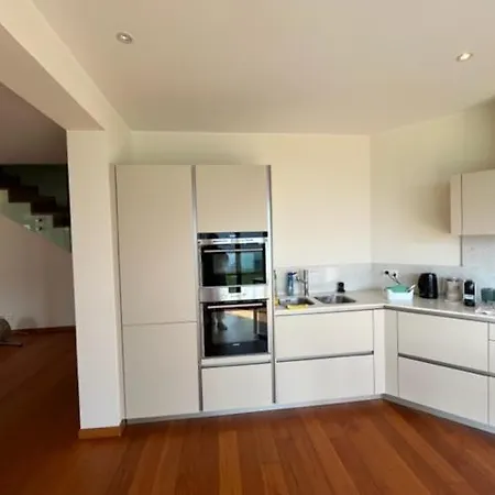 Zentrale Traumwohnung In Mit Seesicht شقة